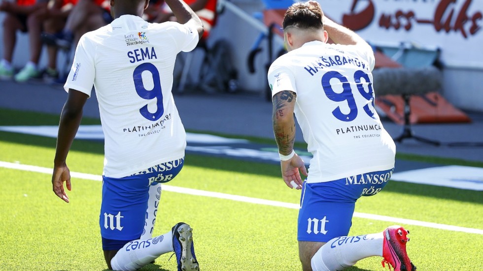 IFK Norrköpings Maic Sema och Sead Haksabanovic (nummer 99) går ned på knä efter Haksabanovics ledningsmål mot Kalmar.