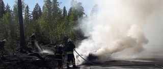 Släckte brand i bil – och förhindrade spridning i skog