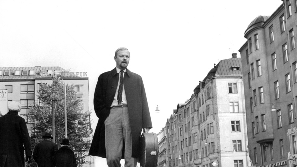Olle Adolphson (1934–2004) på promenad längs med Hornsgatan i hemstaden Stockholm på hösten 1968.
I biografin "Trubbel" berättar journalisten Jan Malmborg om visstjärnans liv från vaggan till graven.