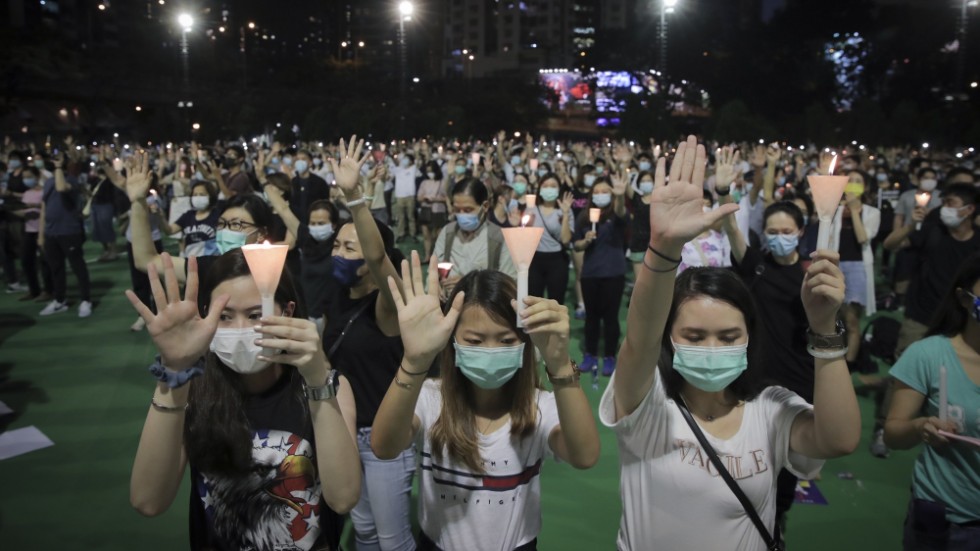 Hongkongs öde spelar roll. En liten och frihetstörstande region ropar på hjälp. Hongkongborna behöver ett skydd från att läggas under Fastlandskinas diktatur, förtryck och ofrihet. 