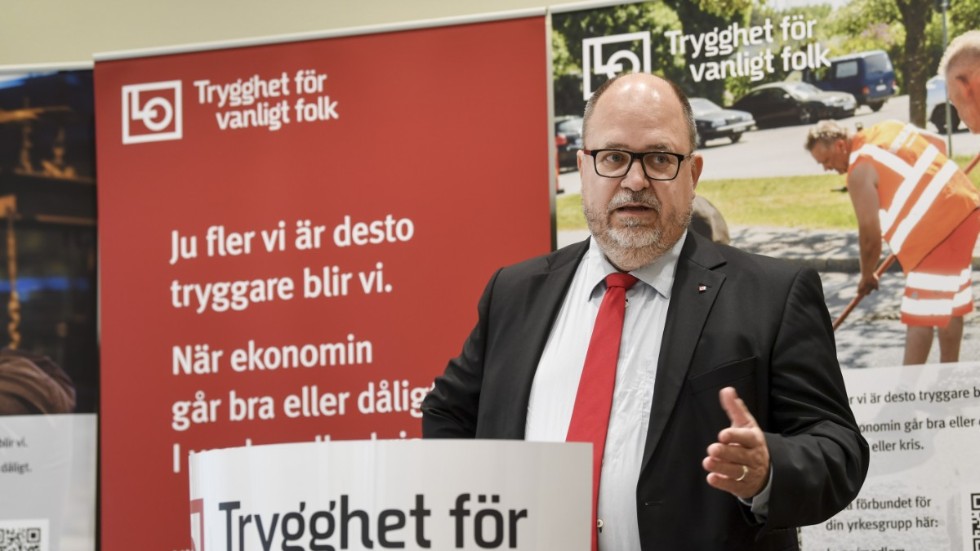 "Vi ser framför oss en ganska stor politisk strid om vilket samhälle vi ska bygga", säger LO-ordförande Karl-Petter Thorwaldsson vid en pressfrukost i LO-borgen på första maj.