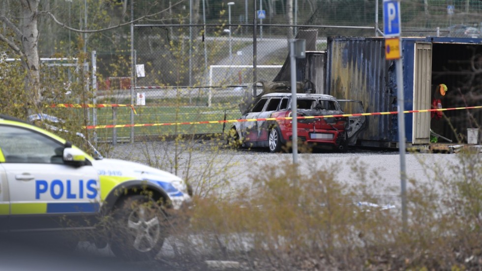 Polisen har inlett en förundersökning om mord efter upptäckten av en död person i en utbränd bil.