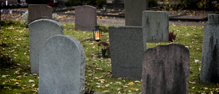 Person grävde vid grav på kyrkogård