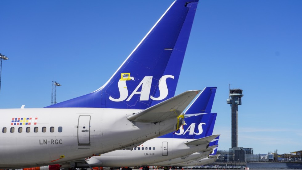Många av SAS flygplan stannar nu på marken, här på en långtidsparkering i Oslo. Bild från den 20 april.