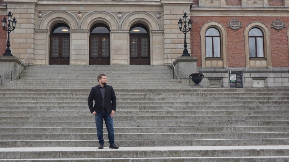 Viktor Englund på trappan till universitetshuset i Uppsala. Han började arbeta och forska vid Uppsla universitet 2012. 