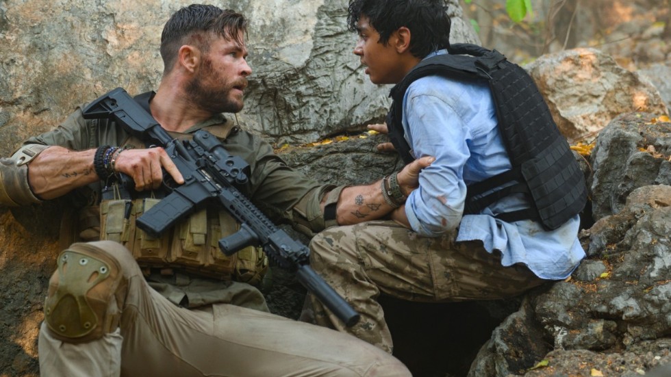 Chris Hemsworth har huvudrollen i Netflixfilmen "Extraction" och Rudhraksh Jaiswai spelar pojken han försöker rädda. Pressbild.