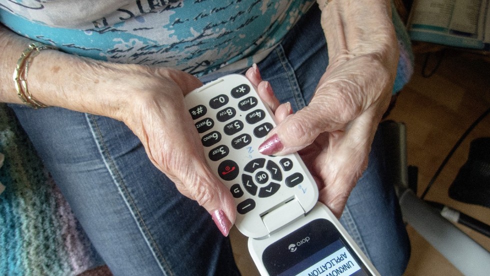 En kvinna i 70-årsåldern, bosatt i Rimforsa, upptäckte i sista sekund att mannen i telefon var en bedragare.