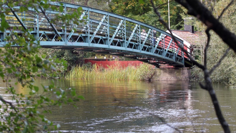 Med hänsyn till eventuella hundraårsflöden bygg en ny Femöresbro med limträbalkar så kan bron med relativt enkla medel bevaras och ersättas alltefter behov, skriver Lars Bröte.