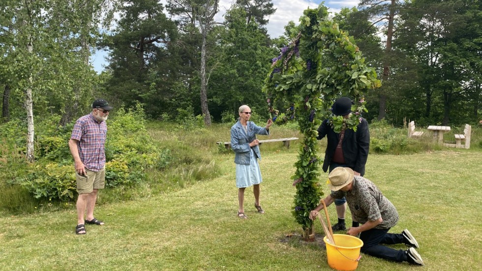 Anders F. Rosén och Erlig Åberg ser till att stången kommer på plats.