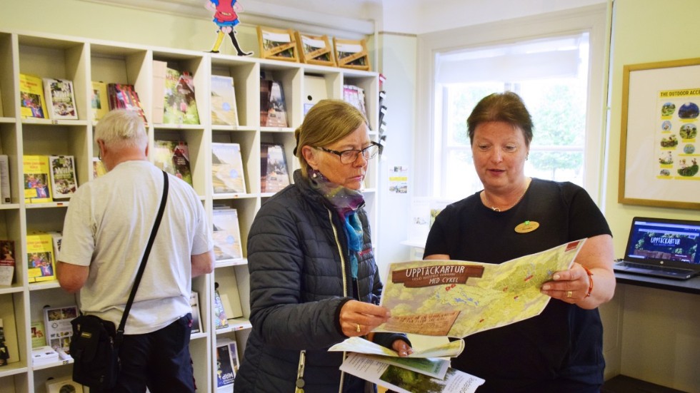 Piroska Kallay på Turistbyrån i Vimmerby berättar för Margareta Lerneteg om cykel- och vandringsleder i Vimmerby, Hultsfred och Eksjö. 