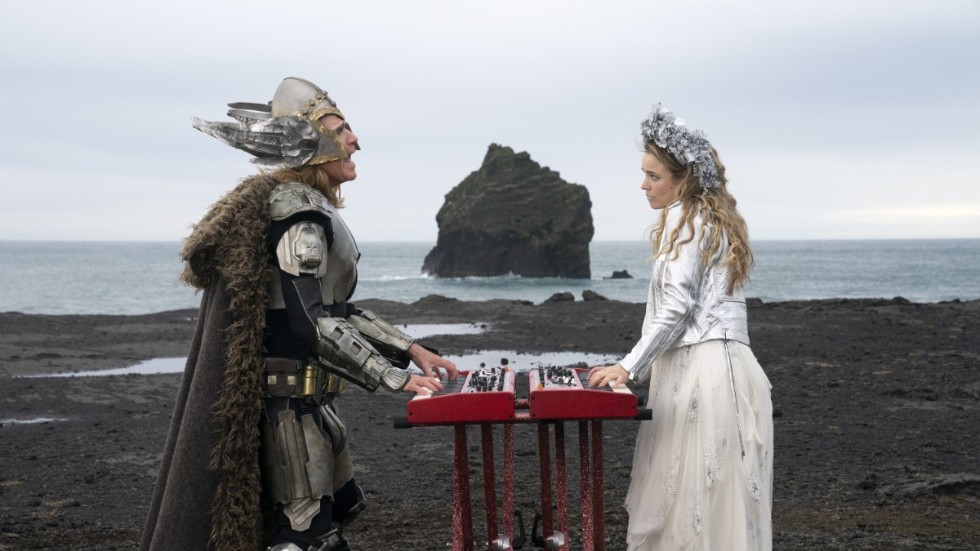 Will Ferrell som Lars Ericksong och Rachel McAdams som Sigrit Ericksdottir, som tillsammans utgör den isländska duon Fire Saga. Pressbild.