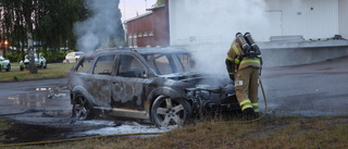 Bil totalförstörd i brand     