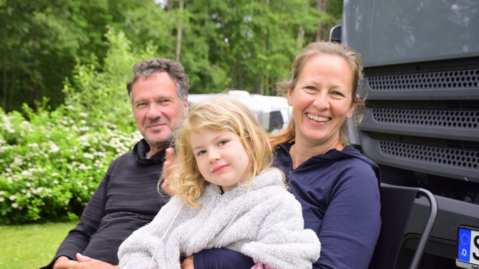 ”Att vi hamnade i Vimmerby är på grund av Astrid Lindgren och Pippi Långstrump.” Katrin Lessing och Jürgen Weyrich är på sverigesemester med dottern Nia.  