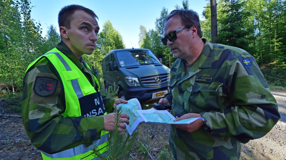 Oscar Wulff, militär insatschef (vänster) leder styrkan från Hemvärnet vid Julita med hjälp av kvartermästare Per Hällbom.