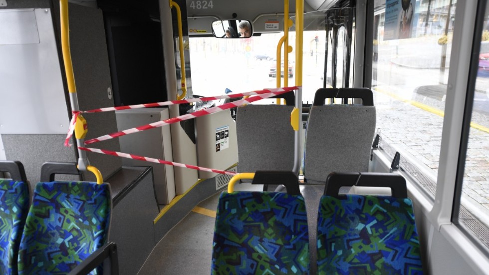 Ingen påstigning genom bussarnas framdörr i Stockholms lokaltrafik. Man får heller inte stå eller sitta längst fram i bussen på grund av coronaviruset. Arkivbild.