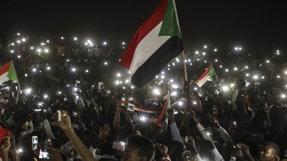 Sudan är fortfarande i kris, men i det senaste årets revolution finns ljusglimtar och hopp om en demokratisk framtid. Bilden är tagen vid protesterna utanför militärens högkvarter i Khartum, tio dagar efter diktatorn Omar al-Bashirs fall i april förra året. Arkivbild.