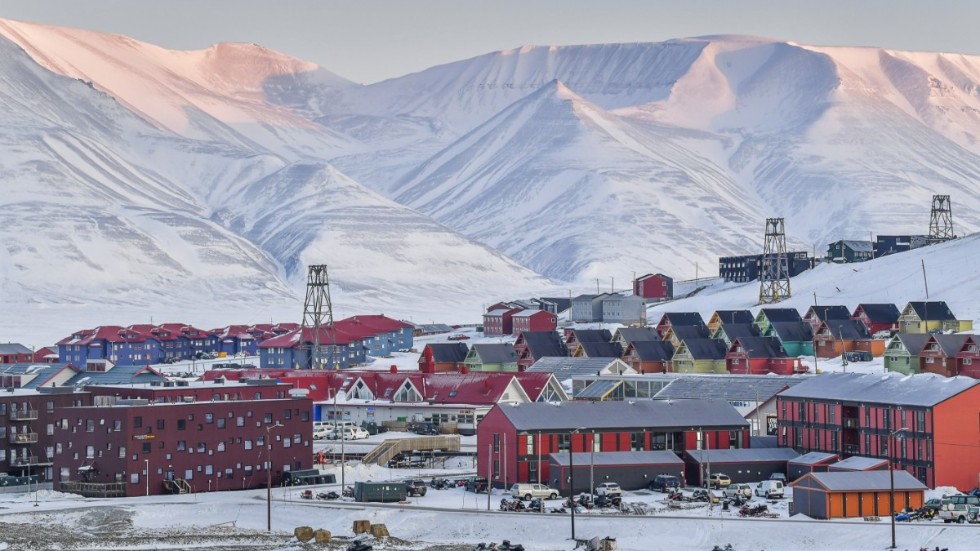 Longyearbyen ligger på ön Spetsbergen i Arktis. Inga utländska besökare är välkomna på grund av coronaviruset.