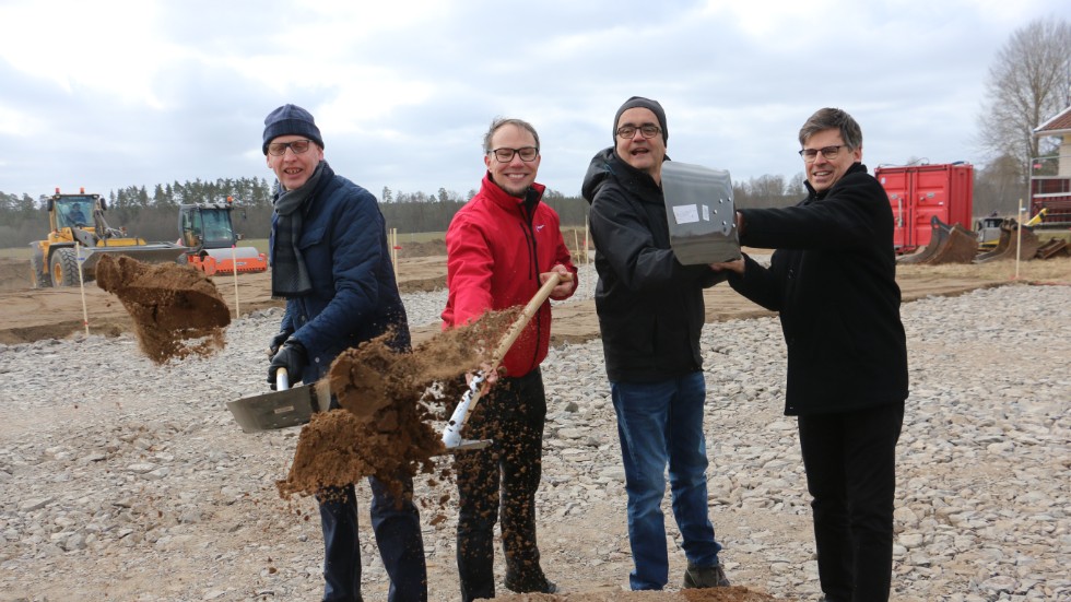 Per-Inge Pettersson, Henrik Runehagen, Tomas Söreling och Lars Rosander hjälps åt att ta det första, officiella spadtaget till utbyggnaden av äldreboendet i Målilla.