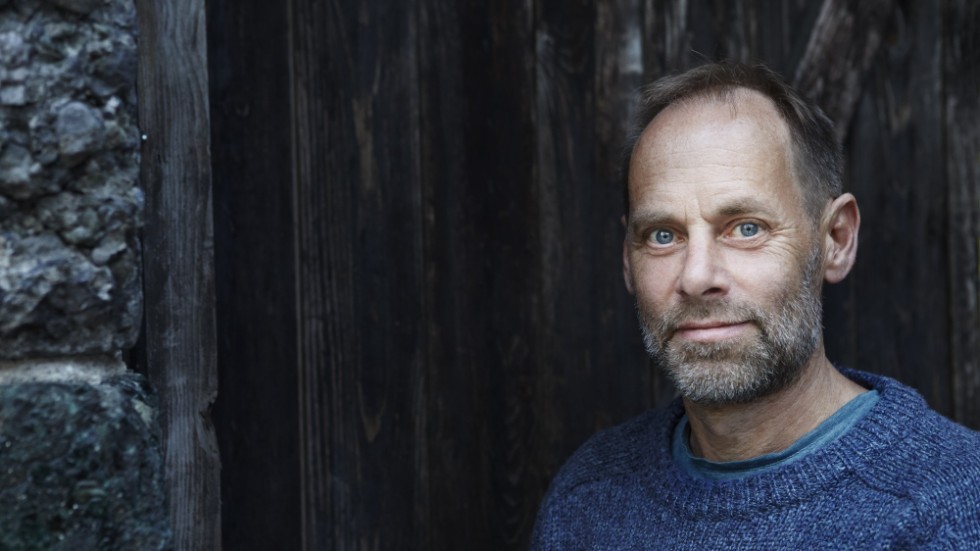 Petter Lindgren (född 1965) har tidigare gett ut fem diktsamlingar. "Singer" är hans första roman.