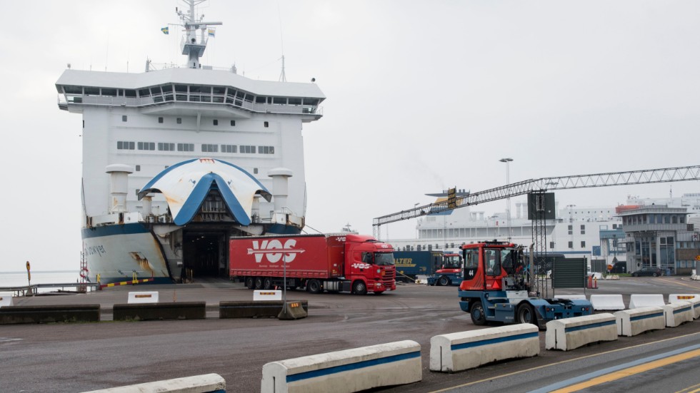 Lastbilar rullar av en färja i hamnen i Trelleborg.
