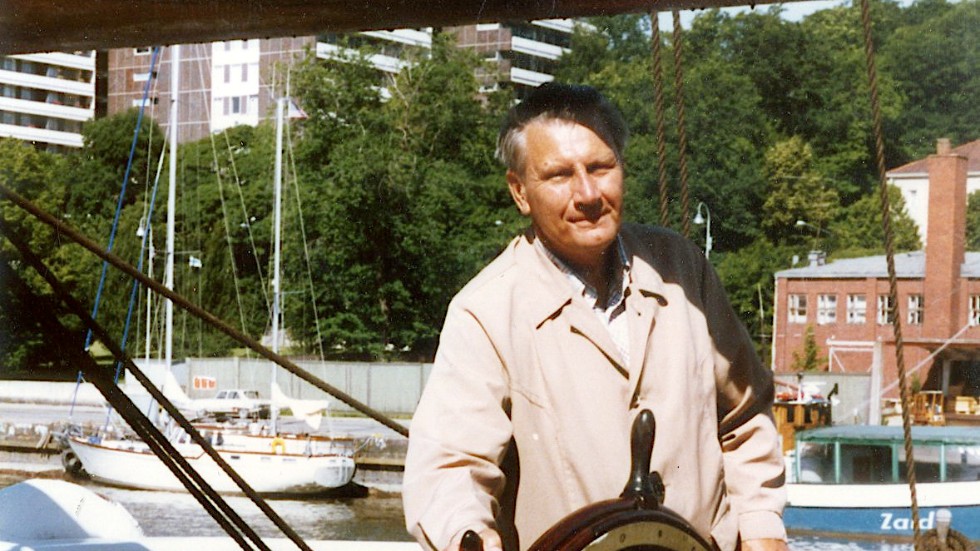 I Åbo. En glad Kalle Henriksson på en resa till Åbo. Självklart placerad vid rodret på en båt.