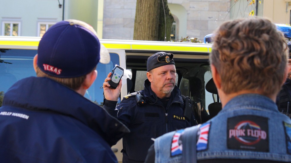 Polis Peter Ekblom visar upp blåsinstrumentet för eleverna.