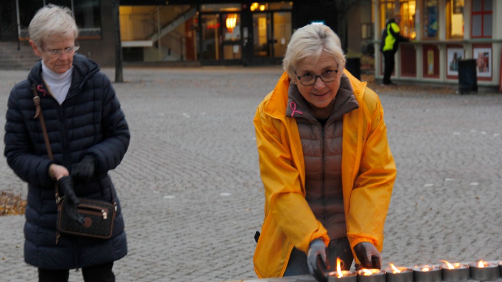Anne Lundquist fick hjälp av Gerd Waldemarsson att bära de varma marschaller hon köpt.