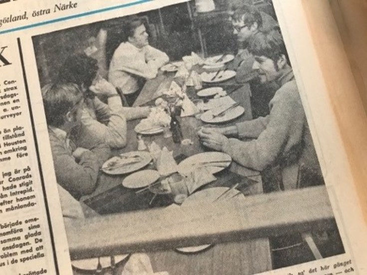 Kuriren för 50 år sedan: "Vi käkar gärna upp maten vid skolbespisningen om det skulle bli strejk", sa det här gänget teknister. De äter vid serveringen i Folkets hus, två trappor upp från skolbespisningen, och får betala för sig. 
