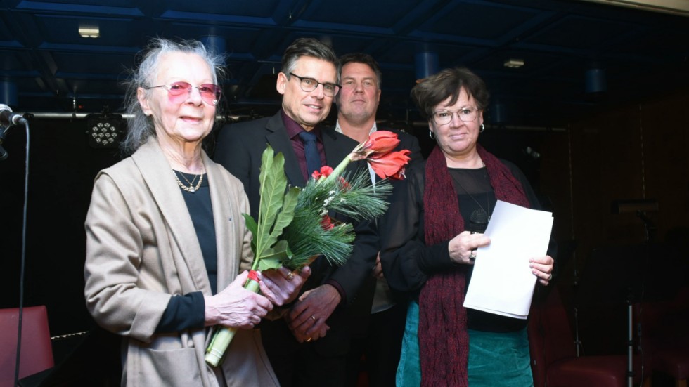 Lena Evensson tog emot Stiftelsen Musikpaviljongens stipendium som tilldelats föreningen Kopparslagaren av kommunens representanter Lars Rosander, Tommy Svensson-Pöder och Ingela Heldebro.