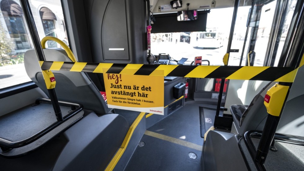 En man i Öregrund vägrade stiga på i bussens bakre del och attackerade sedan busschauffören. Så här ser det ut på en buss i Skånetrafiken som stängt av framdörrarna för att skydda chaufförerna.