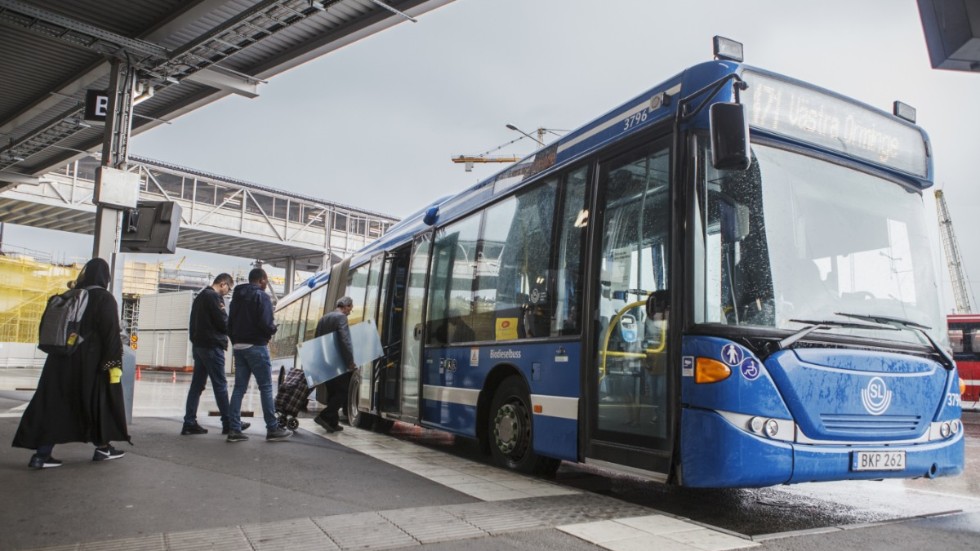För kollektivtrafiken i huvudstaden uppstår ett dilemma. I Stockholm delar trafikförvaltningen och sjukvårdsförvaltningen budget. Arkivbild.