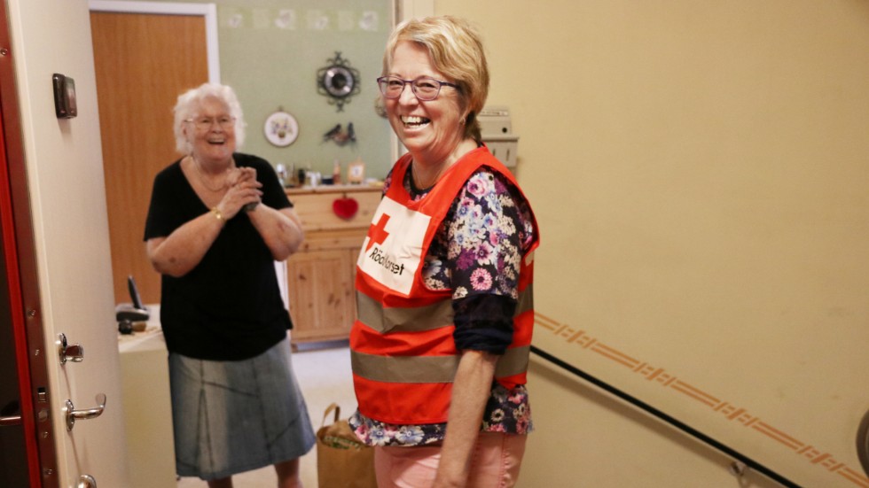 Gurli Holmgren tar emot varor från volontären Annika Nyberg. Volontärerna leverar maten, men hjälper inte till att packa upp, allt för att arbetet ska vara så säkert som möjligt.