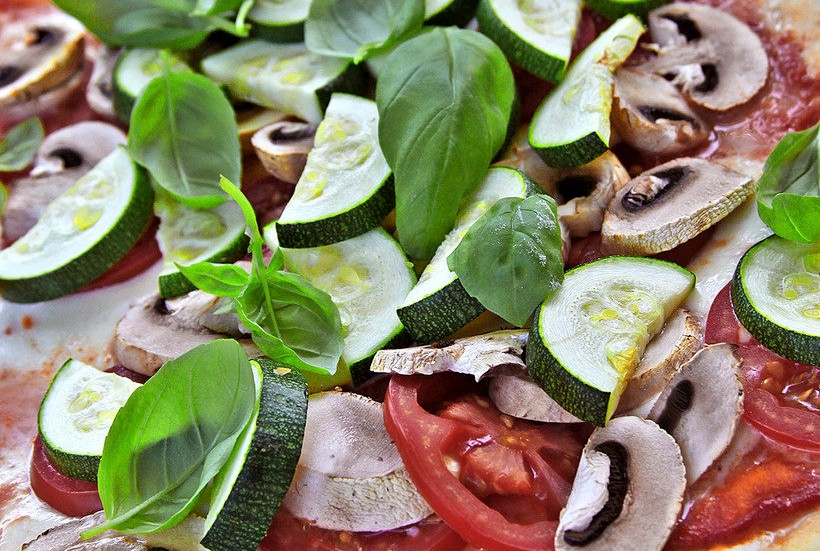 Tunna skivor mozzarella ger den vegetariska pizzan rätt smak.