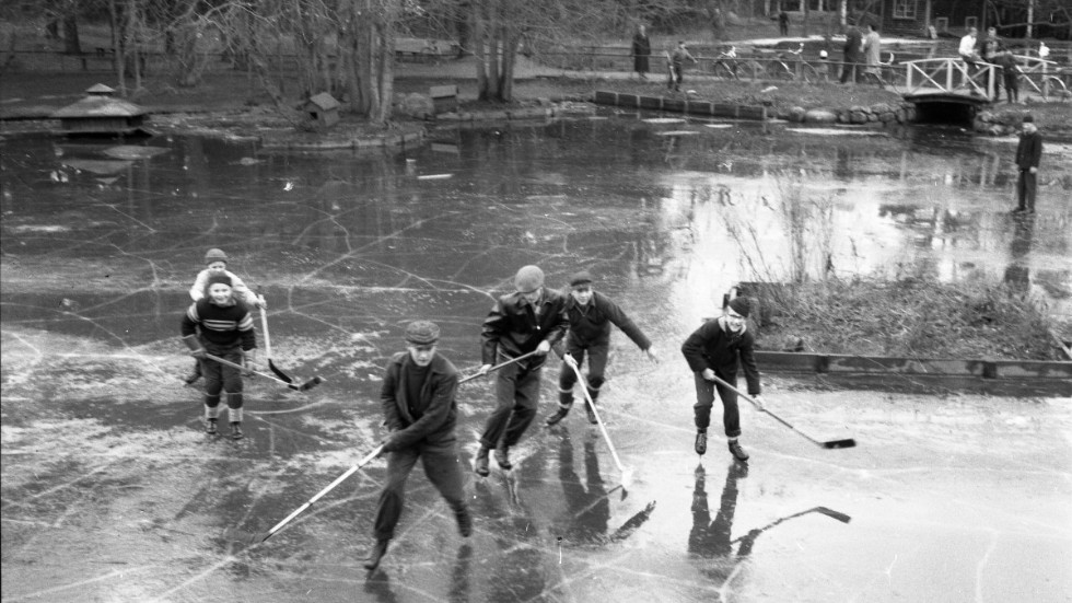 2 december 1957. Skridskopremiär på en till synes aningen bräcklig is på Ankdammen vid Eskadern Linköping. Kanske är killarna inspirerade av Tre Kronor, med Sven Tumba och Lasse Björn i spetsen, som tagit VM-guld i ishockey i Moskva i mars samma år.