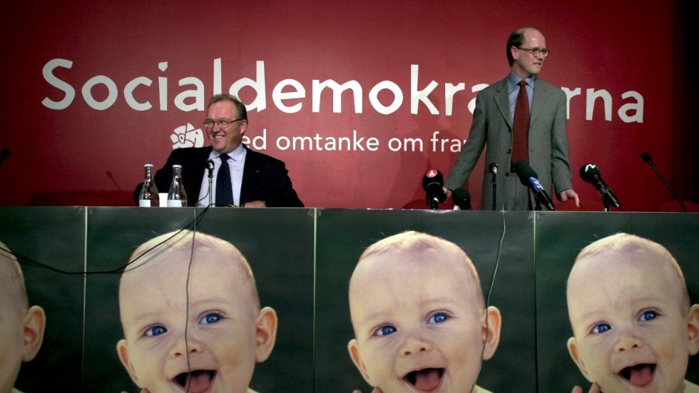 Året är 2000. Göran Persson och Thomas Östros presenterar ett nytt partiprogam för Socialdemokraterna.   Tillställningen andas framtid, öppenhet och barnvänlig glädje. Folkhemmet 2.0. 