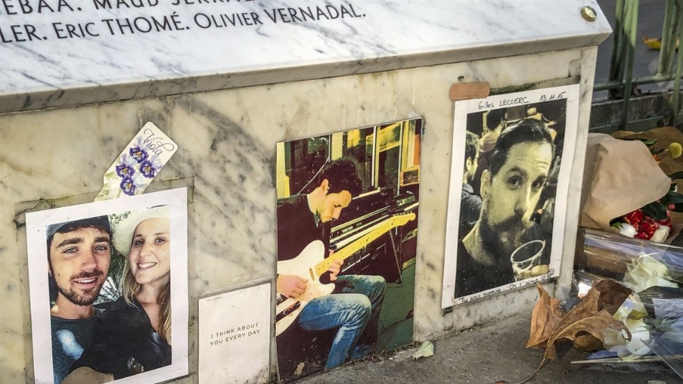 Fotografier och minnesord till de döda vid minnesstenen utanför Bataclan-teatern i Paris.