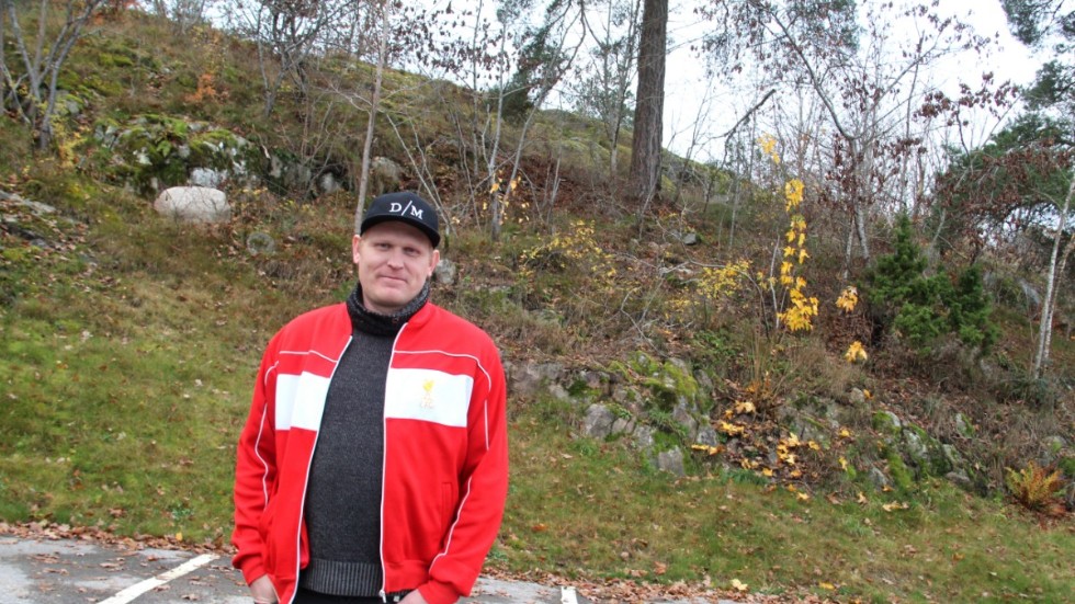 Andreas Häll är undersköterska och huvudskyddsombud vid Bergdala äldreboende. "Det är en påfrestande situation", säger han om att smittan nu ökat igen.