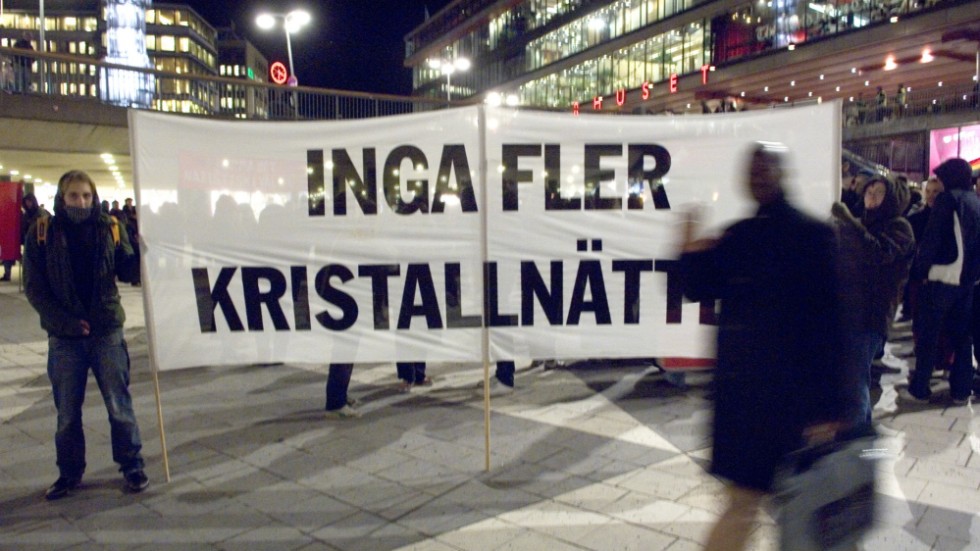 Ett minne hedras bäst genom att arbeta för att någonting liknande aldrig ska ske igen. Skriver Ung Vänster i Eskilstuna. Bilden är från manifestation mot rasism i Stockholm. 