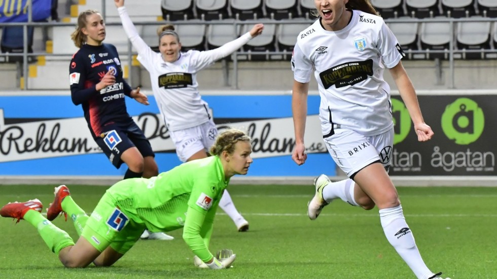 Göteborgs Pauline Hammarlund jublar efter sitt 1–0-mål borta mot Linköping.