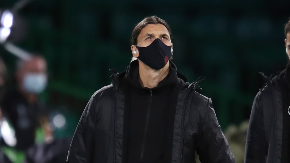 Zlatan Ibrahimovic har föredömligt på sig en ansiktsmask. Arkivbild.