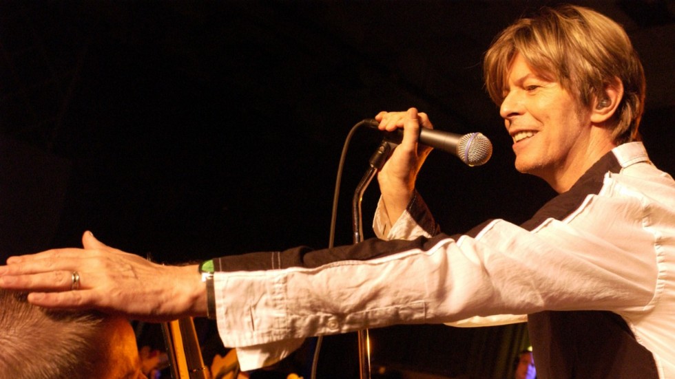 En inspelning av ett mytomspunnet liveframförande av "Cosmic dancer" av T-Rex med David Bowie och Morrissey släpps under november. Arkivbild.