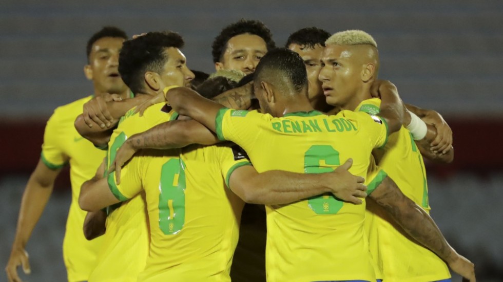 Brasilianskt kramkalas efter Arthurs 1–0 mot Uruguay.