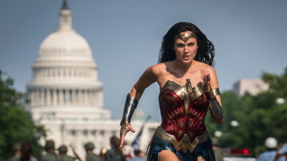 Gal Gadot spelar huvudrollen i "Wonder Woman 1984", som ska få biopremiär i december trots allt.   