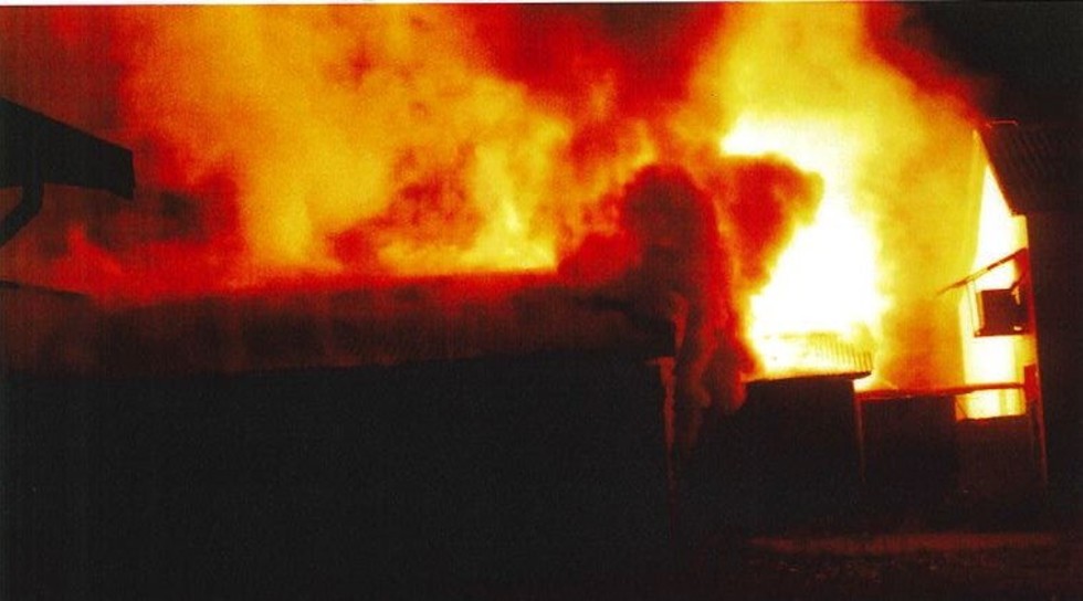 En av de tilltalade tog bilder av branden som de har erkänt att de anlade på minkfarmen. Arkivbild.