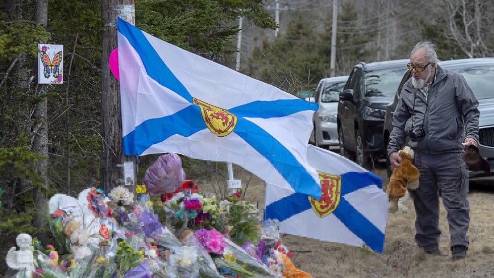 En man besöker en minnesplats i Portapique efter dåden i Nova Scotia i Kanada i april. Arkivbild.