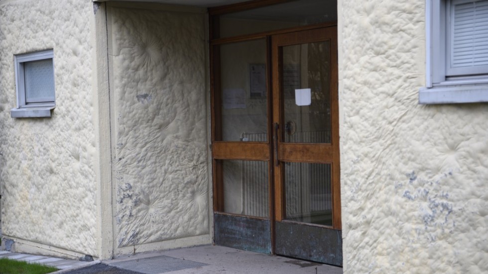 Här, i en lägenhet i Haninge kommun, uppges en man i 40-årsåldern ha isolerats av sin mamma.