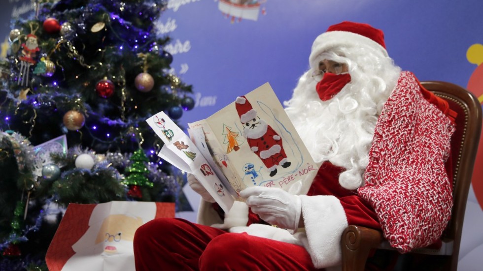 En postanställd läser brev som skickats till jultomten i Frankrike. Arkivbild.