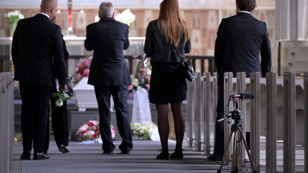 Att få chans till värdigt avsked är grundläggande i sorgearbetet, menade Svenska kyrkan, vars vädjan om att begravningar ska undantas gick igenom.