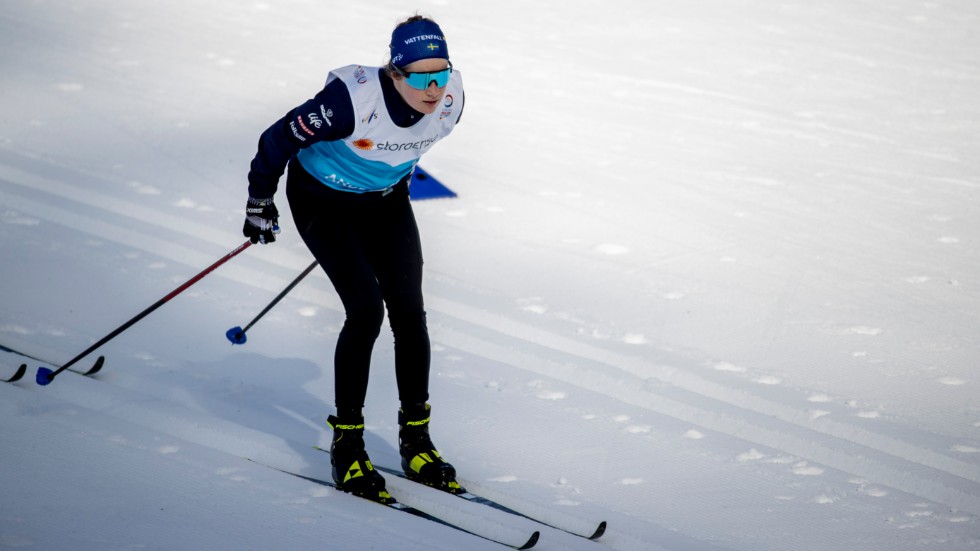 Ebba Andersson, här under fredagens träning i VM-spåren i Obersdorf, hoppas kunna utamana Therese Johaug om guldet i skiathlon.