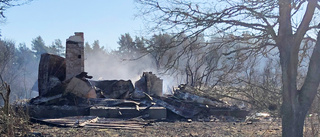 Obebodd villa brann ner till grunden